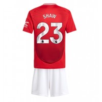 Camiseta Manchester United Luke Shaw #23 Primera Equipación para niños 2024-25 manga corta (+ pantalones cortos)